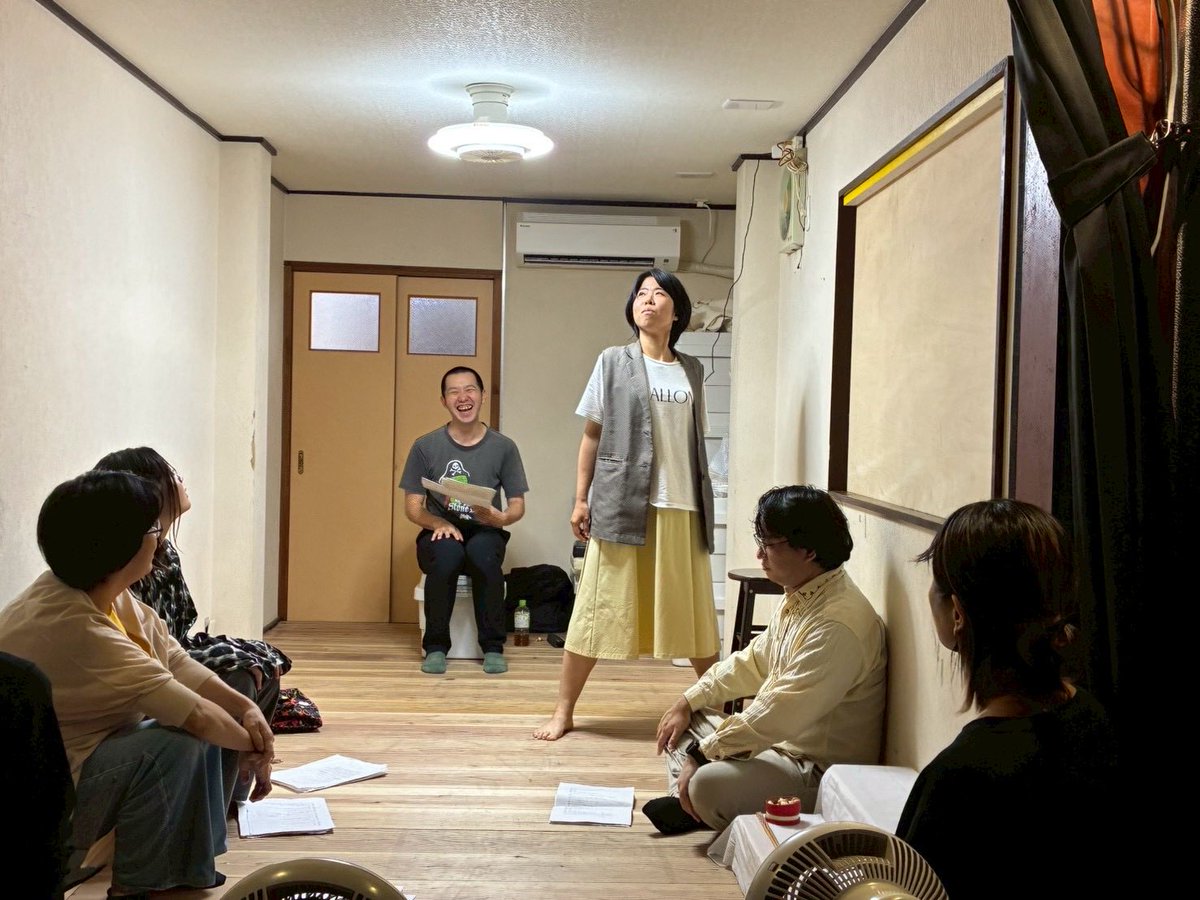 BmY5sChELhaBrLq's tweet photo. 連日楽しい稽古場です。良き稽古です。
大ラスだけ残し作品の背骨はつくれたんじゃないか。これさえできればあとは俳優が楽しく泳ぐだけ。ここから益々稽古楽しなる😚
先日のhmpにヒタヒタに影響受けたラスト🤣🤣出鱈目とカタルシス！狭所のEarthに嵐を呼び海をつくる🌊はしゃいでます！🥜✨
#三俣WS3 https://t.co/KkCLa8guBv