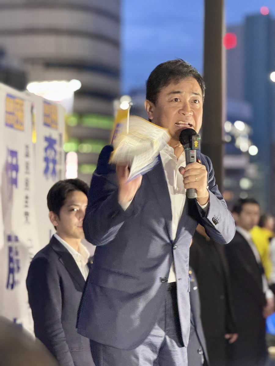 chirari_ura's tweet photo. 【民主主義を壊させない 玉木雄一郎】
何が正しいか、何が正義かは人によって違う
だから、異なる意見を集めて、熟議を尽くして、その中でまさに解決策を見つけていく
そのプロセスこそが民主主義

自分たちが正しいということを確認するためにも、異なった意見は必要
いろんな意見があって、議論を戦わせて、自分たちが完璧だと思っても、気づかなかったことって人間だからある
その人間の不完全性、そこに謙虚に向き合いながら、様々な人の意見を借りながら、耳を傾けながら、国民にとってより良い答えを、新しい答えを導いていくのが民主主義というプロセス

その大切なルールや基盤が壊されようとしているから、この私たちでさえ審議拒否をして、それはおかしいと、その声を届けなければいけない
 #国民民主党