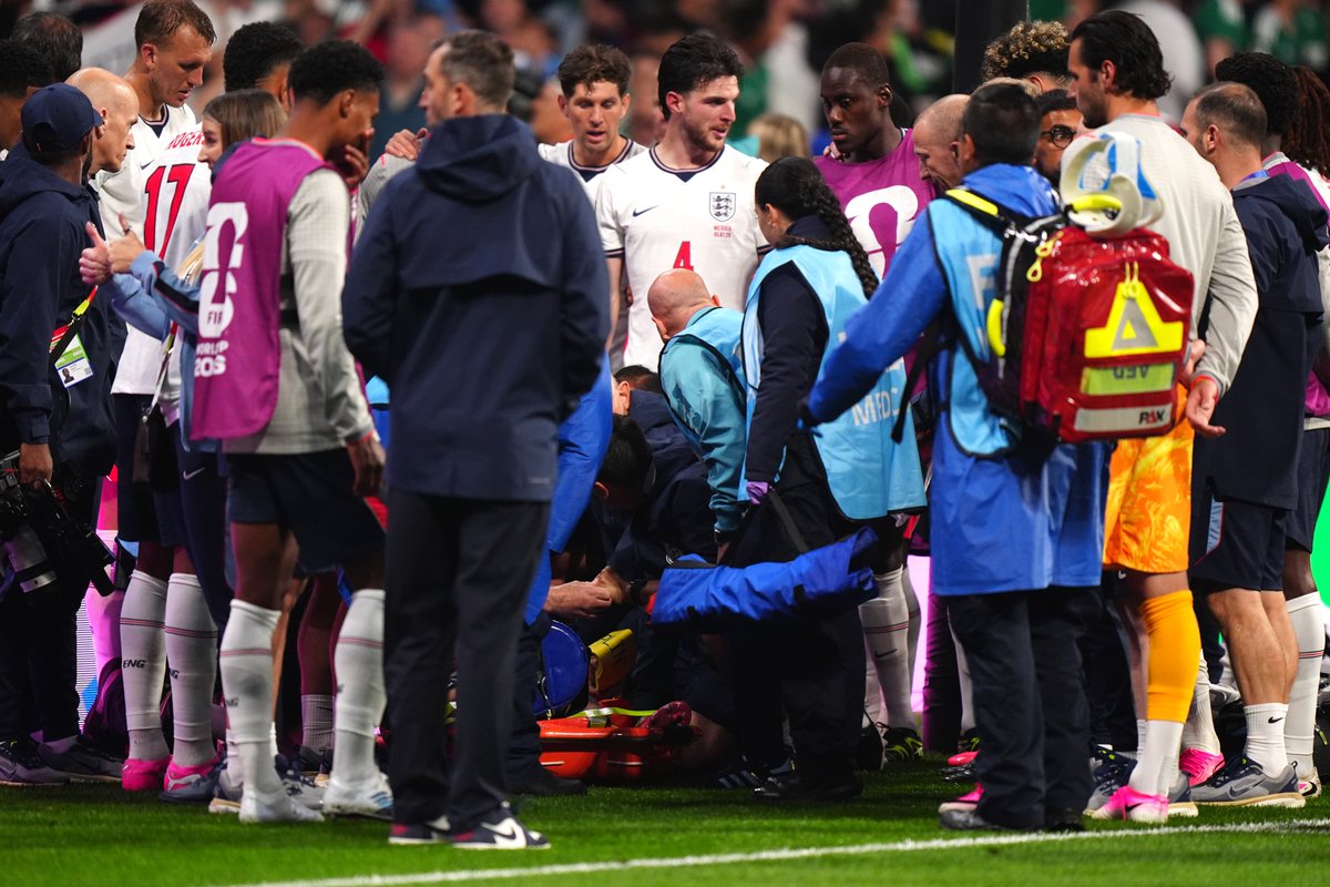_BeFootball's tweet photo. 🚨 JORDAN HENDERSON 🏴󠁧󠁢󠁥󠁮󠁧󠁿 QUITTE LE GROUPE ANGLAIS SUR BLESSURE ... SANS AVOIR JOUÉ !! 🤕😱

L'ancien de Liverpool va devoir se faire 𝗼𝗽𝗲́𝗿𝗲𝗿 𝗱𝘂 𝗽𝗼𝗶𝗴𝗻𝗲𝘁 🖐️🏥

La raison : 𝘂𝗻𝗲 𝗰𝗵𝘂𝘁𝗲 𝗮𝗽𝗿𝗲̀𝘀 𝗹𝗲𝘀 𝗰𝗲́𝗹𝗲́𝗯𝗿𝗮𝘁𝗶𝗼𝗻𝘀 pour la victoire de l'Angleterre sur le Mexique ... 🫠

(@JamesPearceLFC)
