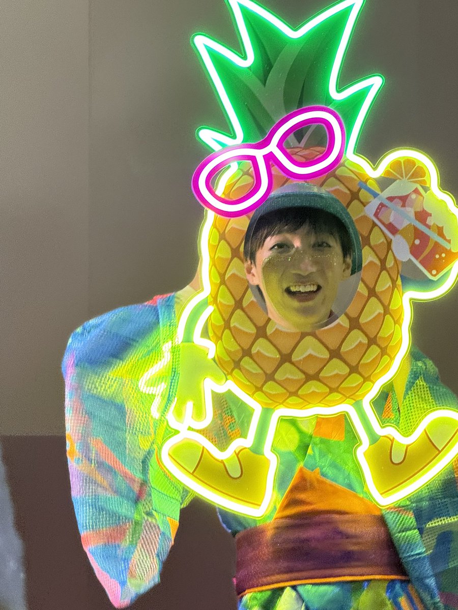 MaatonUsj's tweet photo. ハロー！ ネオンサマー・グリーティング

ネオンのパイナップル🍍ほんとカワイイね✨ダニエルくんの衣装も素敵でした☀️☺️次回は一緒に撮りたいけれど、楽しいグリはあっという間に感じられました🎵⏳
#usjファン
#ハローネオンサマーグリーティング
#ユニバーサルサマーマツリナイトネオングロウアップ https://t.co/iqQK1Eax0Z