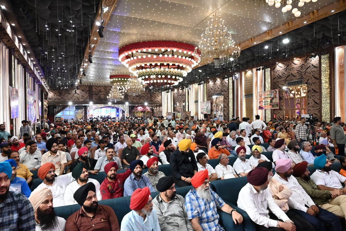 kjsehrawat's tweet photo. विकसित भारत के सपने को साकार करने का संकल्प।

हरिनगर विधानसभा में आयोजित 'विकसित भारत सम्मेलन' में सहभागिता कर राष्ट्रहित के इस महत्वपूर्ण अभियान का हिस्सा बनने का अवसर मिला।

इस अवसर पर माननीय मुख्यमंत्री श्रीमती @gupta_rekha जी, विधायक श्री श्याम शर्मा जी एवं सम्मानित पदाधिकारियों, समर्पित कार्यकर्ताओं एवं क्षेत्र के सम्मानित नागरिकों की प्रेरणादायी उपस्थिति ने कार्यक्रम को नई ऊर्जा और उत्साह प्रदान की।

माननीय प्रधानमंत्री श्री @narendramodi जी के 'विकसित भारत 2047' के विज़न को जन-जन तक पहुँचाने और आत्मनिर्भर, सशक्त एवं समृद्ध भारत के निर्माण के लिए हम सभी ने पूर्ण निष्ठा और समर्पण के साथ कार्य करने का दृढ़ संकल्प लिया।

विकसित भारत — सबका प्रयास, सबका संकल्प.🇮🇳