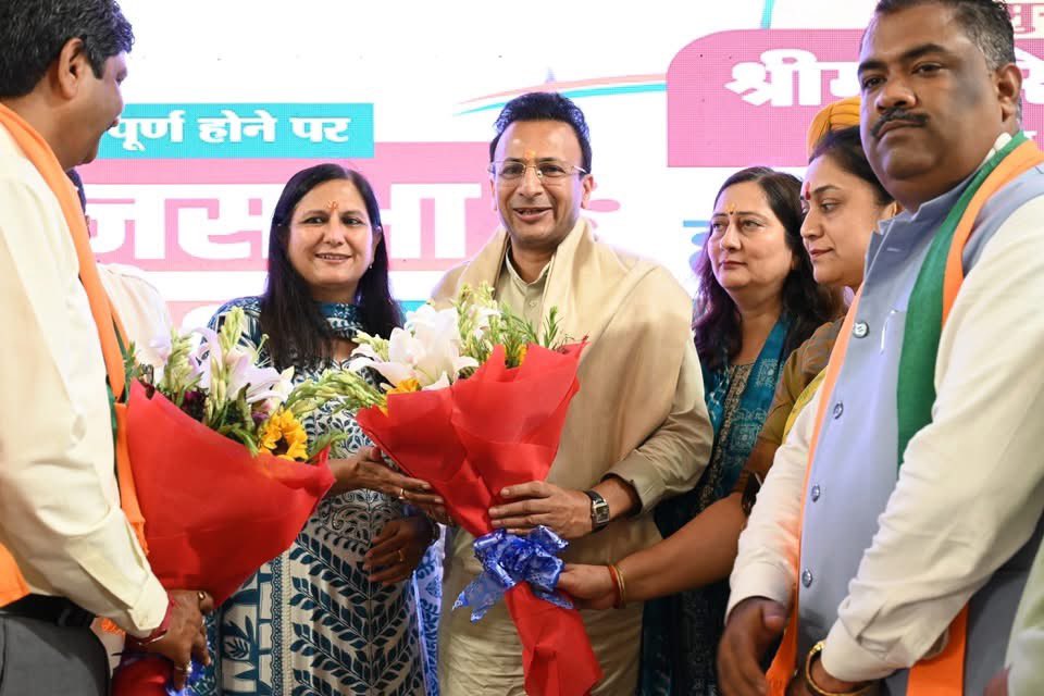 kjsehrawat's tweet photo. विकसित भारत के सपने को साकार करने का संकल्प।

हरिनगर विधानसभा में आयोजित 'विकसित भारत सम्मेलन' में सहभागिता कर राष्ट्रहित के इस महत्वपूर्ण अभियान का हिस्सा बनने का अवसर मिला।

इस अवसर पर माननीय मुख्यमंत्री श्रीमती @gupta_rekha जी, विधायक श्री श्याम शर्मा जी एवं सम्मानित पदाधिकारियों, समर्पित कार्यकर्ताओं एवं क्षेत्र के सम्मानित नागरिकों की प्रेरणादायी उपस्थिति ने कार्यक्रम को नई ऊर्जा और उत्साह प्रदान की।

माननीय प्रधानमंत्री श्री @narendramodi जी के 'विकसित भारत 2047' के विज़न को जन-जन तक पहुँचाने और आत्मनिर्भर, सशक्त एवं समृद्ध भारत के निर्माण के लिए हम सभी ने पूर्ण निष्ठा और समर्पण के साथ कार्य करने का दृढ़ संकल्प लिया।

विकसित भारत — सबका प्रयास, सबका संकल्प.🇮🇳