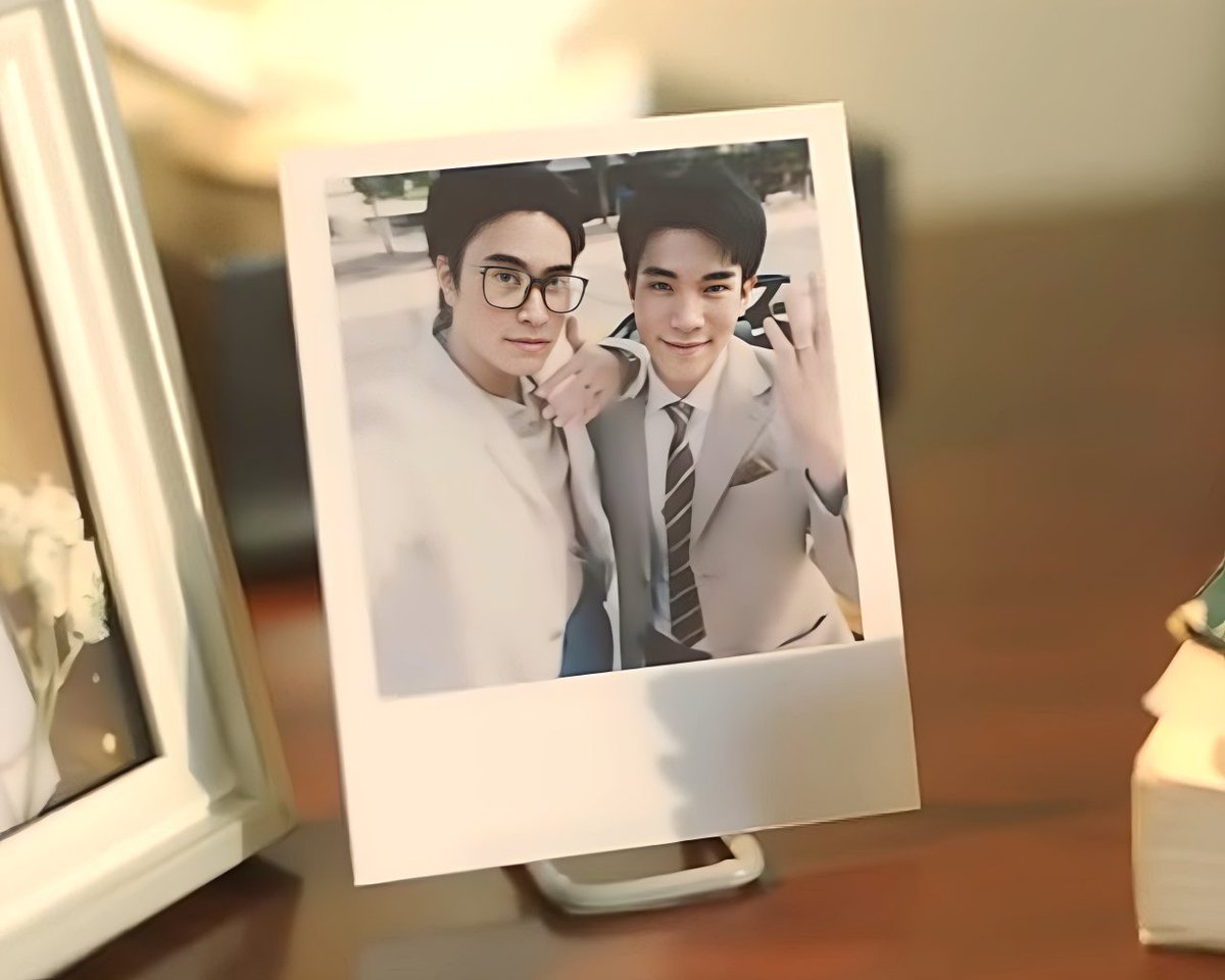 littlebaby4th's tweet photo. ชอบความรักที่เค้ามีให้กัน จบม.6 ก็ออกมาใช้ชีวิตอยู่ด้วยกัน ทำงานหาเงินเพื่อมาส่งตัวเองเรียน ละสภาวะช่วงนั้นก็ต้มยำกุ้ง แต่ลุงมีบ้าน มีรถ มีฐานะที่ดี ลุงเป็นวิศวกร คนสวยของลุงเป็นนักเขียน 

"ผมตอบเค้าไปว่า พาเค้าไปลำบาก แต่เราสองคนไม่เคยปล่อยมือจากกันเลยตั้งแต่วันนั้นจนถึงวันนี้" https://t.co/NhwA7S2IwM