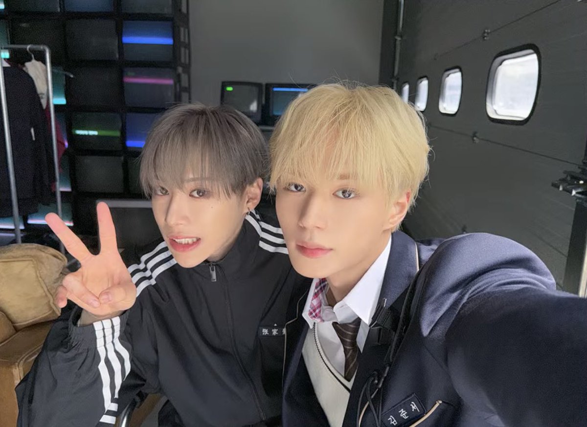 boriguma's tweet photo. 준서가 찍은 르노 생일 기념 미공개 사진 콩쟈반 셀카 💕💕💕💕 https://t.co/9E8Q4fQhzS