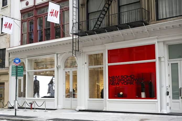 Fashion_Exec's tweet photo. H&amp;M Group appoints Henrik Kroon, a company veteran, as its new chief commercial officer, amid ongoing restructuring and financial challenges. https://t.co/1cFchNZzvW https://t.co/RLNofFOhRZ