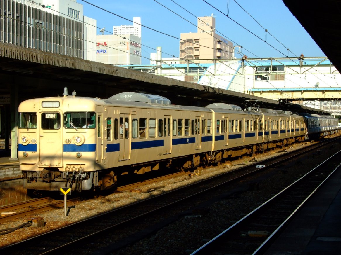 j_orangeline's tweet photo. #珍連結の列車をしれっとさらそう
2011年9月25日、クハ115-604とクハ115-605が入った8連 https://t.co/bSYGkACDF8