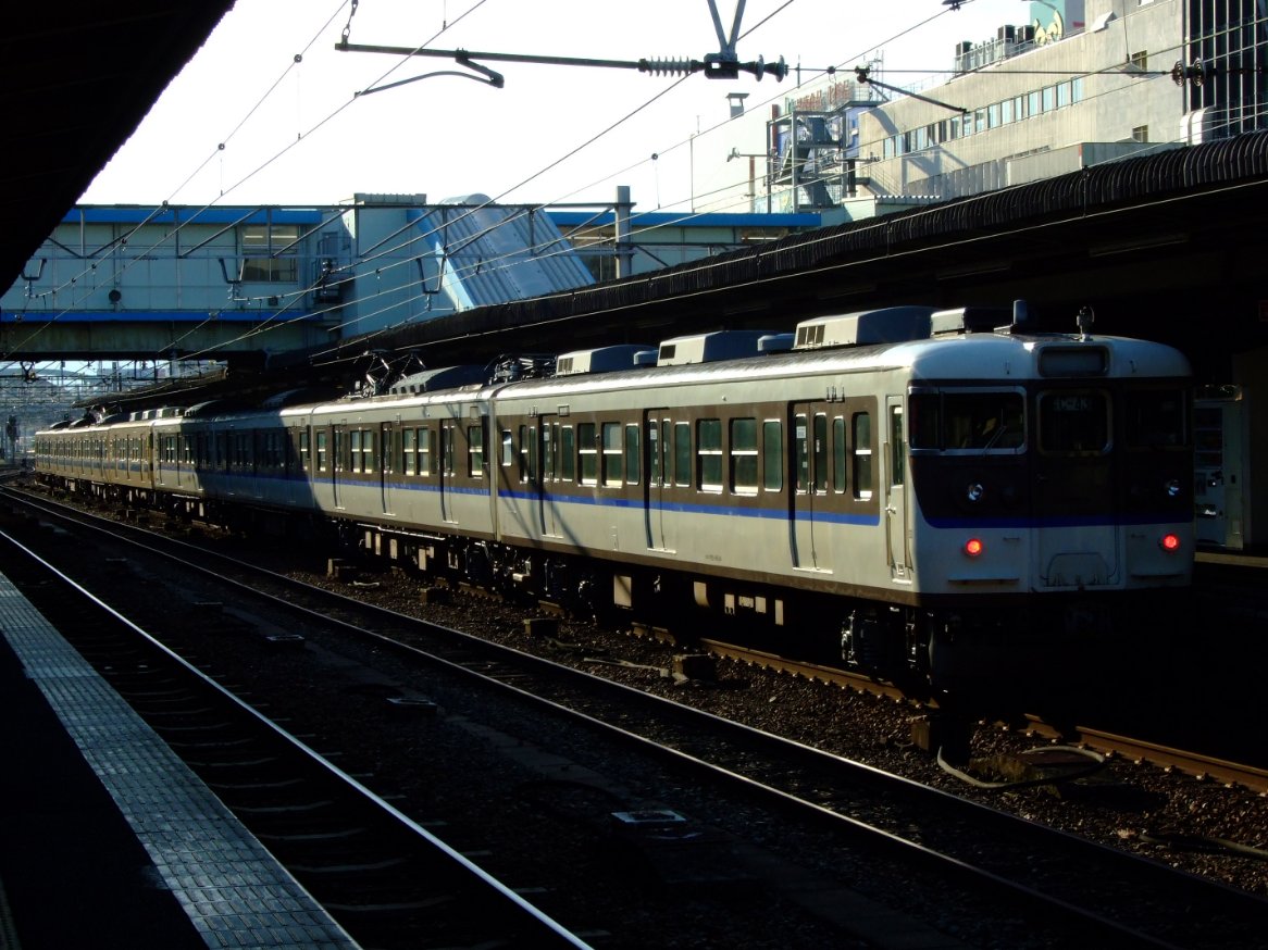 j_orangeline's tweet photo. #珍連結の列車をしれっとさらそう
2011年9月25日、クハ115-604とクハ115-605が入った8連 https://t.co/bSYGkACDF8