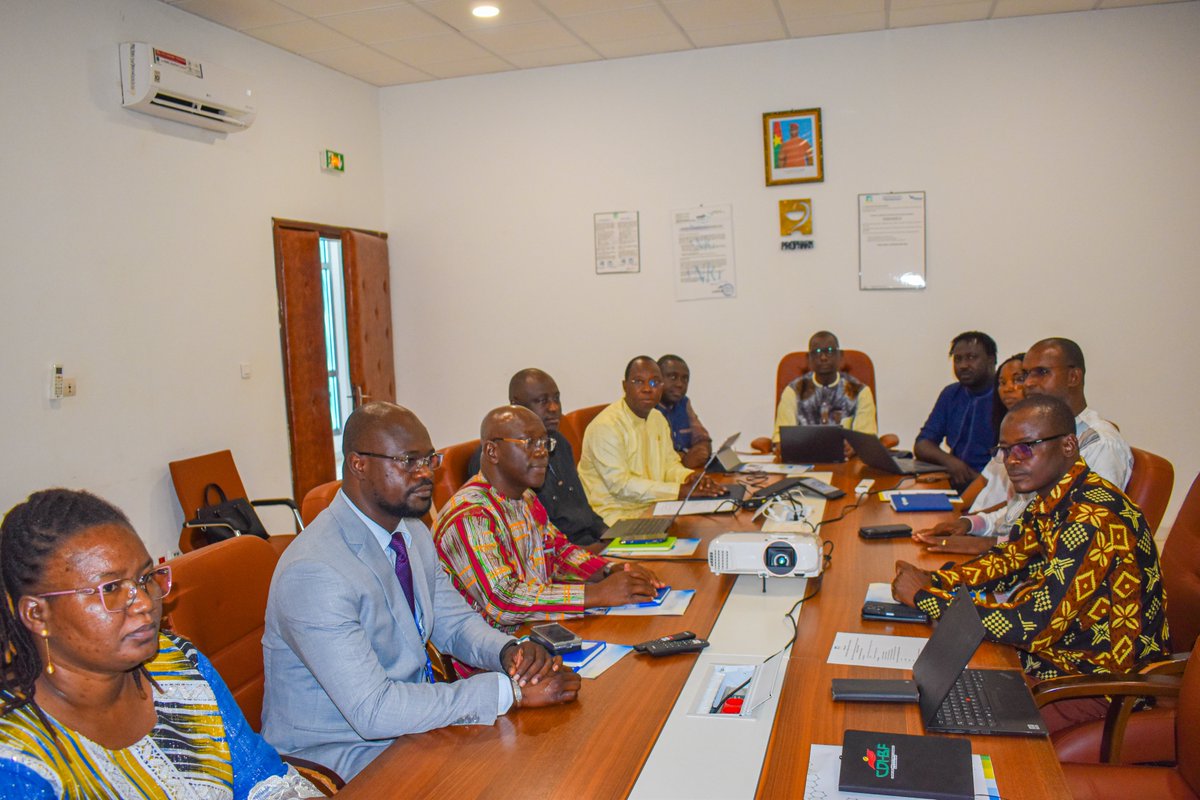 cdi_bf's tweet photo. La CDI-BF a participé à une table ronde des partenaires de PROPHARM pour soutenir le développement de l’industrie pharmaceutique nationale, renforcer la production locale de médicaments essentiels et la souveraineté pharmaceutique du Burkina Faso. 
#CDIBF #CAMEG #FBDESTOOGO #CNSS https://t.co/m4ydebLzF1