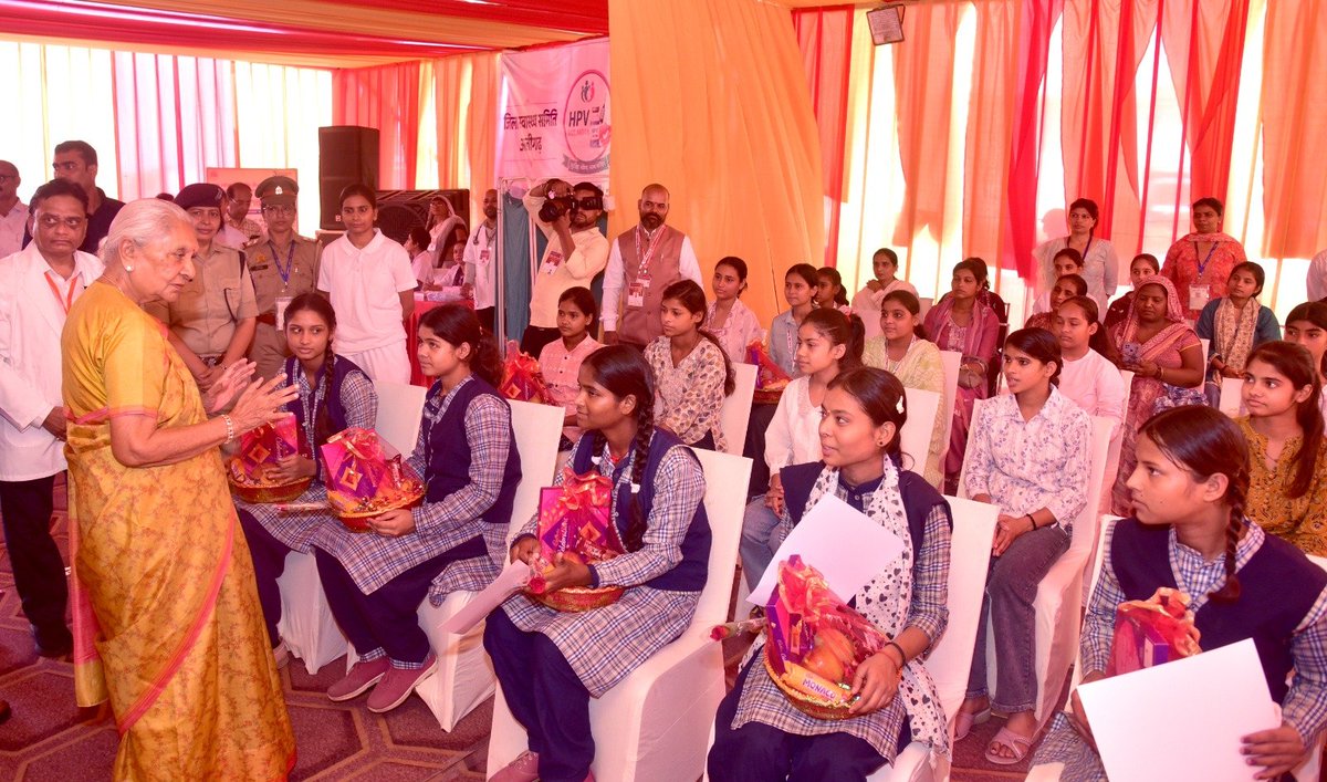 GovernorofUp's tweet photo. राज्यपाल श्रीमती आनंदीबेन पटेल की अध्यक्षता में राजा महेंद्र प्रताप सिंह विश्वविद्यालय, अलीगढ़ का तृतीय दीक्षांत समारोह संपन्न। मेधावियों को 51,547 उपाधियां, 50 स्वर्ण पदक प्रदान किए गए। 900 आंगनबाड़ी केंद्रों को किट वितरित की गईं तथा 1,200 बालिकाओं का एचपीवी टीकाकरण कराया गया। https://t.co/g4udL0T5V7