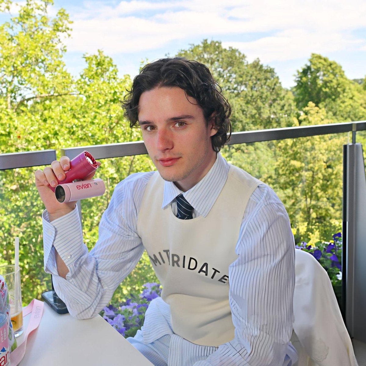 dripfeeder0117's tweet photo. harry collett looks gorgeous at wimbledon 🎾 https://t.co/RPUFH6ntjy