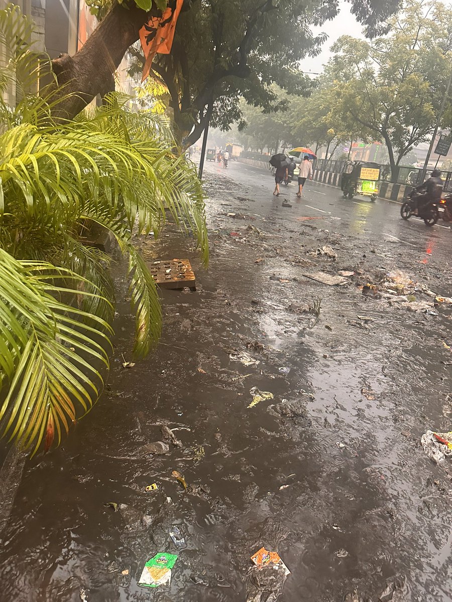 ChapaneriaDev's tweet photo. @MySuratMySMC — aa chhe tamari “Smart City”? 🚨

2–3 divas pela complaint kari hati, pan ZERO action.
Gutter safai nathi → paani drain nathi → amaro showroom flood.

Aa negligence chhe ke system failure?

Proof attach chhe.
@GujaratCMO @CollectorSurat @CP_SuratCity
@TOISurat https://t.co/WMMY2BFmug