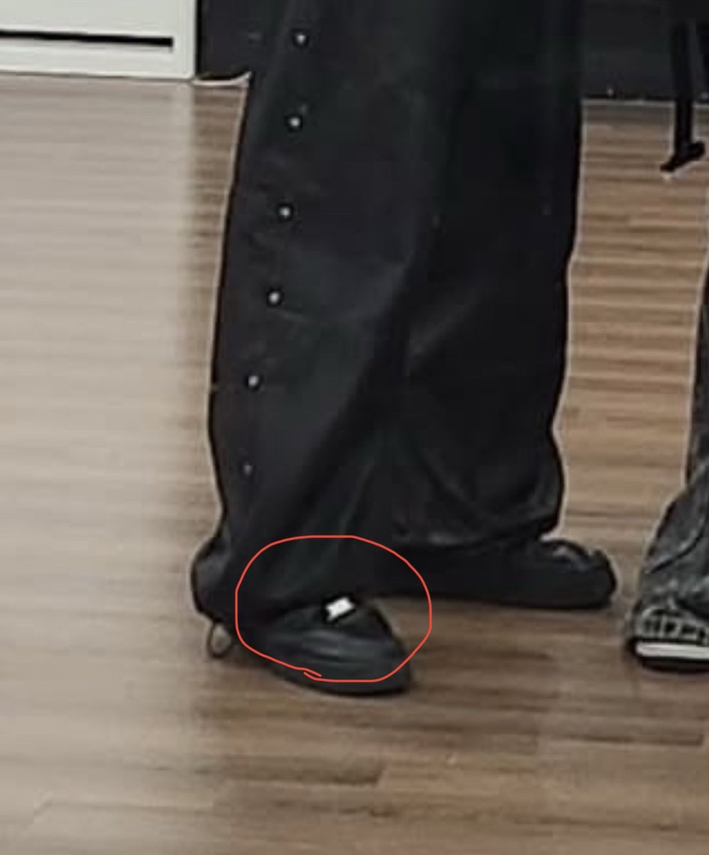mo_44_pu's tweet photo. この靴一緒に見えるけど違うかな？
これがシヨン確定か？ https://t.co/VuAitq1JEg
