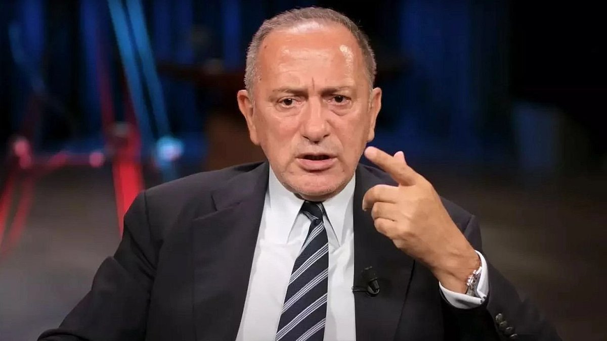 yirmiucderece's tweet photo. Altaylı'dan Bakan Tekin'e sert "Kurtuluş Savaşı" tepkisi!

Milli Eğitim Bakanı Yusuf Tekin'in ders kitaplarından "Kurtuluş Savaşı" ifadesinin kaldırılacağını açıklayıp "Neyden kurtuluyoruz? Ondan önce koskoca Osmanlı İmparatorluğu vardı" sözleriyle gerekçelendirmesine gazeteci Fatih Altaylı'dan çok sert  bir yanıt geldi. 

Bakanı "zeka ile açıklanamayacak bir yanıt" vermekle eleştiren Altaylı, Kurtuluş Savaşı'nın Osmanlı'ya karşı değil, ülkeyi işgal eden İngiliz, Fransız, İtalyan ve Yunan ordularına karşı yapıldığını ve bu savaşla işgalcilerden kurtulunduğunu hatırlattı. 

Osmanlı'yı yıkanın Kurtuluş Savaşı değil Birinci Dünya Savaşı olduğunu belirten Altaylı, Cumhuriyet'in aslında yıkılmış Osmanlı'ya şanına yakışır bir defin töreni yaptığını vurguladı. 

Bakanlığın getirdiği mantık çelişkisine de değinen Altaylı:

 "Kurtuluş Savaşı denilmez zaten Osmanlı vardı deyip ardından Milli Mücadele derseniz, o zaman biz de 'Ne yani Osmanlı'yı milli görmüyor musunuz sayın Bakan!' diye sorarız"