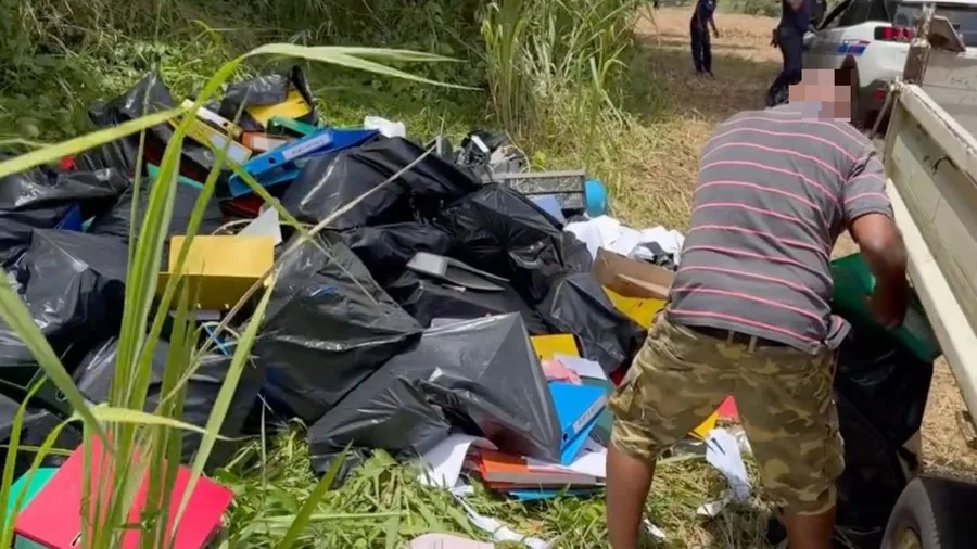guadeloupela1e's tweet photo. #Pollution 🗑️🎋⛔ Il pensait sans doute que personne ne le verrait. Raté ! Surpris en train de jeter des déchets dans un champ de canne à @VilleLamentin, il a dû tout remettre dans sa camionnette sous l'oeil des policiers avant d'être verbalisé #guadeloupe https://t.co/9JkWkla2JK https://t.co/jxc6COFnwr