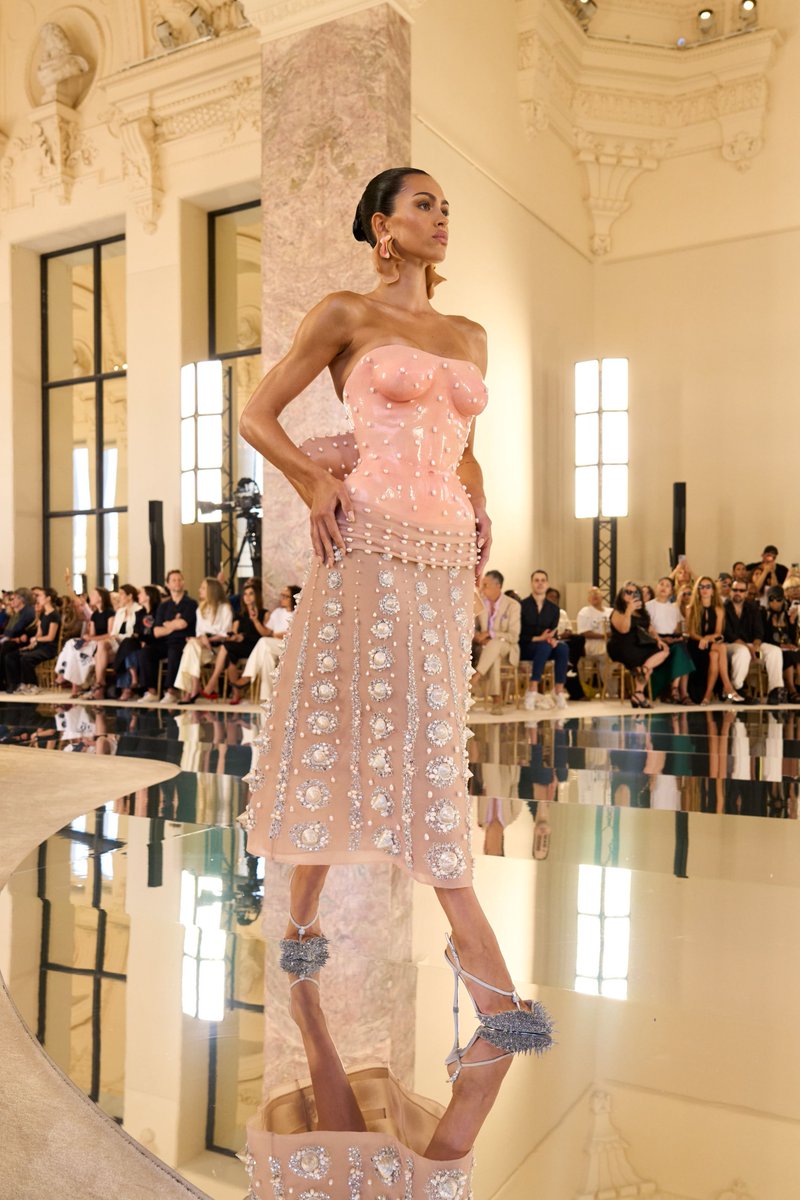 itgirlbackup's tweet photo. Amelia Gray for Schiaparelli couture aw26 https://t.co/BFgWY59ZHg