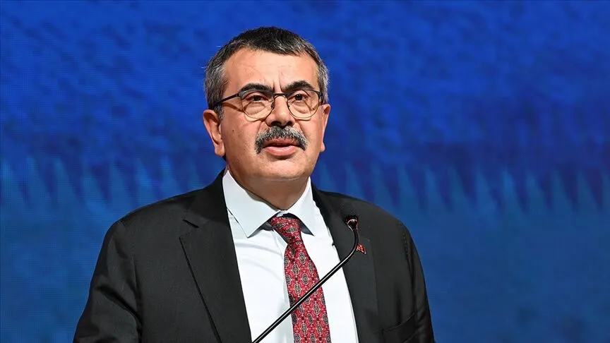 yirmiucderece's tweet photo. Altaylı'dan Bakan Tekin'e sert "Kurtuluş Savaşı" tepkisi!

Milli Eğitim Bakanı Yusuf Tekin'in ders kitaplarından "Kurtuluş Savaşı" ifadesinin kaldırılacağını açıklayıp "Neyden kurtuluyoruz? Ondan önce koskoca Osmanlı İmparatorluğu vardı" sözleriyle gerekçelendirmesine gazeteci Fatih Altaylı'dan çok sert  bir yanıt geldi. 

Bakanı "zeka ile açıklanamayacak bir yanıt" vermekle eleştiren Altaylı, Kurtuluş Savaşı'nın Osmanlı'ya karşı değil, ülkeyi işgal eden İngiliz, Fransız, İtalyan ve Yunan ordularına karşı yapıldığını ve bu savaşla işgalcilerden kurtulunduğunu hatırlattı. 

Osmanlı'yı yıkanın Kurtuluş Savaşı değil Birinci Dünya Savaşı olduğunu belirten Altaylı, Cumhuriyet'in aslında yıkılmış Osmanlı'ya şanına yakışır bir defin töreni yaptığını vurguladı. 

Bakanlığın getirdiği mantık çelişkisine de değinen Altaylı:

 "Kurtuluş Savaşı denilmez zaten Osmanlı vardı deyip ardından Milli Mücadele derseniz, o zaman biz de 'Ne yani Osmanlı'yı milli görmüyor musunuz sayın Bakan!' diye sorarız"