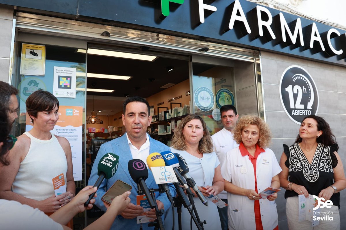 DIPUSEVI's tweet photo. 🦟 La prevención también empieza con una buena información.

La Diputación de Sevilla y @COF_Sevilla intensifican su colaboración para acercar a la ciudadanía recomendaciones prácticas frente a las picaduras de mosquitos y reducir los posibles focos de cría en los hogares.

La campaña se desarrolla a través de las farmacias de los 15 municipios con especial riesgo entomológico, que se convierten en puntos cercanos de información y educación sanitaria. En total, son 145 establecimientos farmacéuticos los adheridos a la campaña.

Los materiales incluyen consejos de protección adaptados a la población general, al entorno rural y a las personas especialmente expuestas, reforzando el papel de la prevención dentro del plan provincial frente a los mosquitos que pueden transmitir el Virus del Nilo Occidental.

Información, cercanía y cooperación para proteger la salud pública en nuestros municipios.