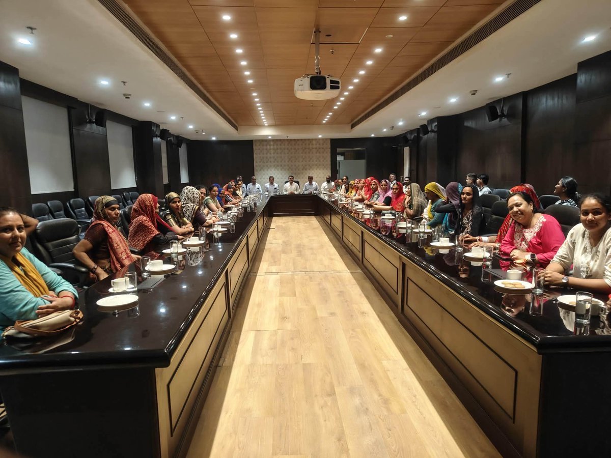Haresh_Dhanera's tweet photo. સહકારથી સમૃદ્ધિના આ પાંચ વર્ષ પૂર્ણ થવાના અવસરે નવી દિલ્હીમાં આયોજિત વિશેષ કાર્યક્રમમાં બનાસકાંઠા જિલ્લાના પ્રગતિશીલ પશુપાલક બહેનો ઉપસ્થિત રહી હતી.

આ પ્રસંગે બનાસ ડેરીના ચેરમેન માનનીય શ્રી @ChaudhryShankar એ બહેનો સાથે આત્મીય મુલાકાત કરી અને તેમનું પ્રોત્સાહન વધાર્યું. https://t.co/jDCdjQPquf