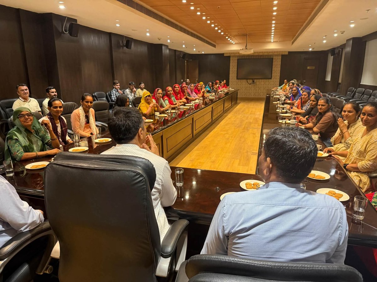 Haresh_Dhanera's tweet photo. સહકારથી સમૃદ્ધિના આ પાંચ વર્ષ પૂર્ણ થવાના અવસરે નવી દિલ્હીમાં આયોજિત વિશેષ કાર્યક્રમમાં બનાસકાંઠા જિલ્લાના પ્રગતિશીલ પશુપાલક બહેનો ઉપસ્થિત રહી હતી.

આ પ્રસંગે બનાસ ડેરીના ચેરમેન માનનીય શ્રી @ChaudhryShankar એ બહેનો સાથે આત્મીય મુલાકાત કરી અને તેમનું પ્રોત્સાહન વધાર્યું. https://t.co/jDCdjQPquf