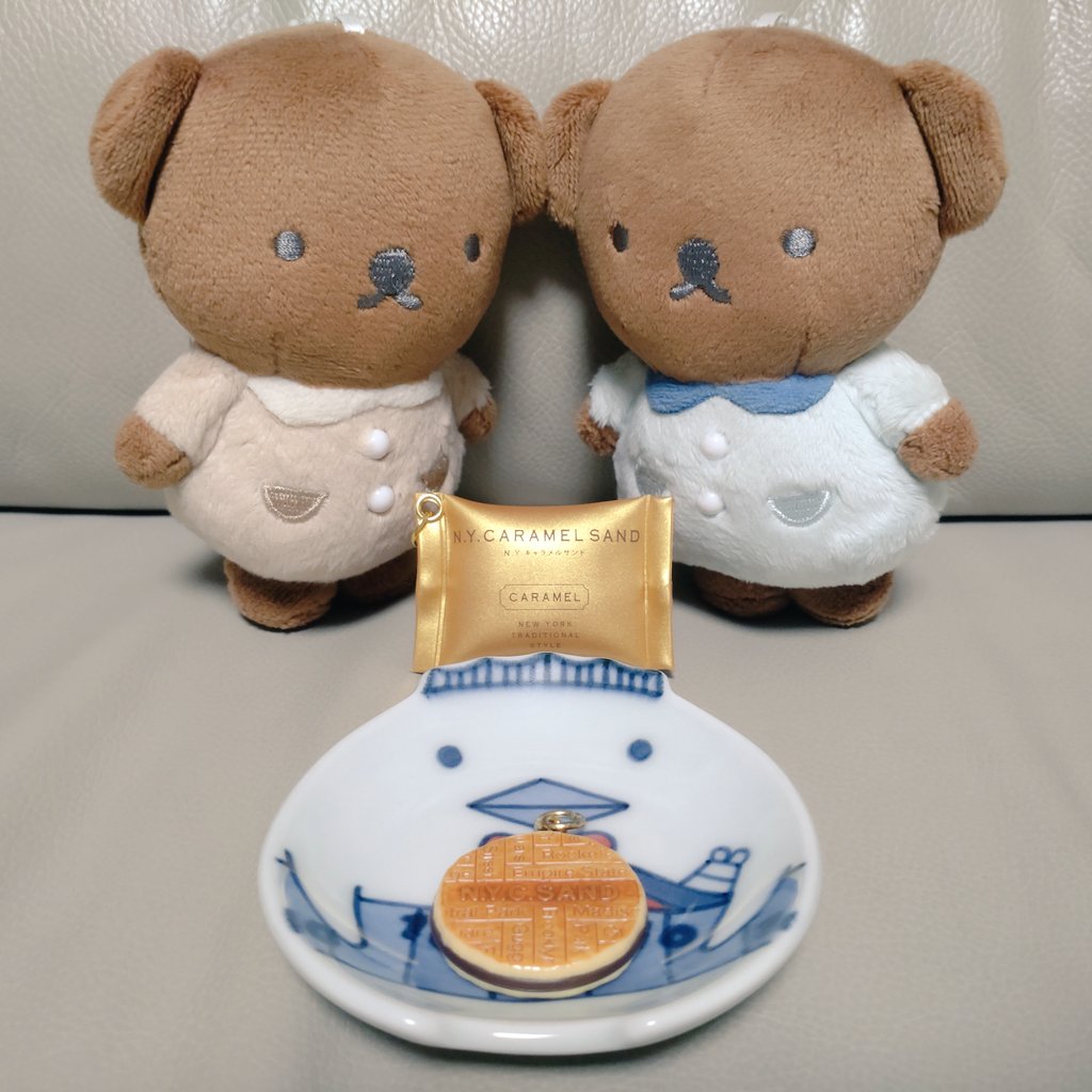 23jen42's tweet photo. ニューヨークキャラメルサンドが ちいさくなっちゃった！

#NYCSAND #NYキャラメルサンド 
#ボリス https://t.co/T5BTuYbIBf