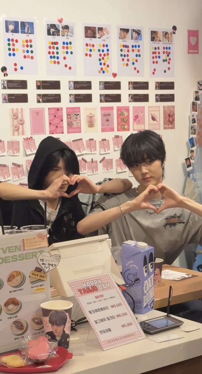 intjtj's tweet photo. 🎁감사합니다 예찬 태조 아햄님💝
사랑합니다 여러분들🐈‍⬛
#초코나라_딸기왕자님_태조생일
#HAPPY_TAEJO_DAY https://t.co/JXARO1eu1H