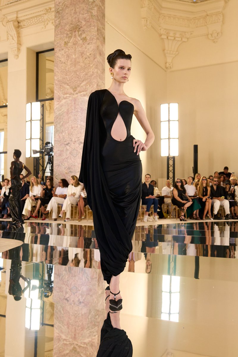 itgirlbackup's tweet photo. @Schiaparelli https://t.co/Yu8RAq3PQ6