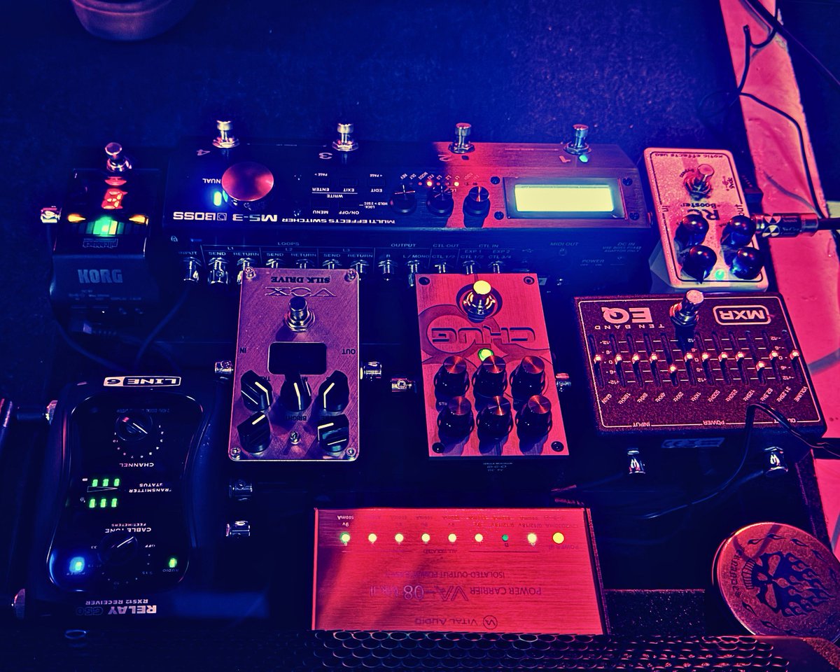b__solo's tweet photo. 📷構えてるの気付いて
ｼｬｷｰﾝ！してくれた図

転換ﾘﾊ中, 目の前に登場してきた
ｴﾌｪｸﾀｰﾎﾞｰﾄﾞ➡MS-3だ！
更に
ﾎﾞｰﾄﾞ端にある缶を開けるとﾋﾟｯｸがいっぱい入ってるのを目撃した為
狙いを付けていましたw
ｱﾘｶﾞﾄｳｺﾞｻﾞｲﾏｽ🎸 https://t.co/BmWilgj3o8