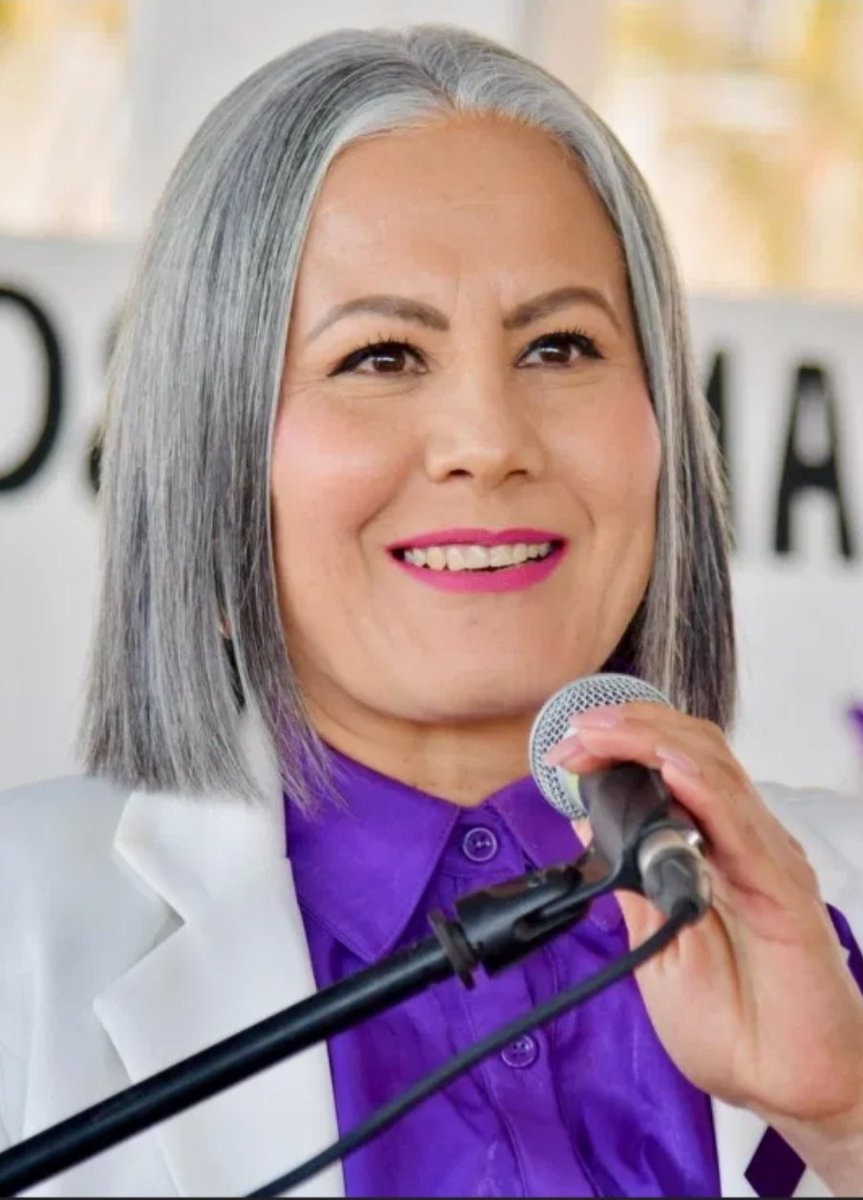 Melissa_Bely's tweet photo. 🚨 ESCÁNDALO

Aquí están las pruebas que pide Claudia Sheinbaum contra Rocha Moya.

Legalizó la extorsión en Sinaloa.

¡ Hasta su familia está metida !

Lean a Mario Maldonado.

👇

"Por si algo le faltaba a la crisis que atraviesa el grupo político del gobernador morenista de Sinaloa, Rubén Rocha Moya, se asegura que el esquema de extorsión a empresas de telecomunicaciones operado desde el Ayuntamiento de Salvador Alvarado ya forma parte del expediente judicial que el Departamento de Justicia de Estados Unidos integra en torno al mandatario estatal. 

Incluso, según fuentes cercanas al caso, autoridades estadounidenses habrían solicitado información a la Unidad de Inteligencia Financiera sobre un asunto que comenzó como un conflicto municipal y hoy escala al plano internacional.

El escándalo salió a la luz la semana pasada, cuando empresas como Telmex, Megacable y Totalplay presentaron una denuncia ante la Fiscalía General de la República. 

Ahí describen cómo funcionarios del primer círculo de la alcaldesa morenista Guadalupe López González, entre ellos José Ricardo Cruz Rocha, su director de Obras y Servicios Públicos e hijo de Elena Rocha Moya, hermana del gobernador, diseñaron un mecanismo para exigir pagos millonarios al considerar el cableado instalado en postes de la Comisión Federal de Electricidad como una supuesta obra en la vía pública.

Pero la presión no terminó ahí. 

La negativa de las empresas a ceder derivó en multas que ya superarían los mil 500 millones de pesos. 

Según la denuncia, por orden de López González, también se cortaron y retiraron tramos de infraestructura, un acto criminal y que, además, afectó a miles de usuarios. 

En paralelo, a través de un ‘asesor’ de la presidenta municipal, de nombre Pedro Molineros Urías, habrían ofrecido reducir entre 60 y 70 por ciento las sanciones a cambio de pagos extraordinarios al Ayuntamiento.

El asunto ya rebasó las fronteras de Sinaloa. 

El diputado federal Mario Zamora Gastélum pidió la intervención de la Fiscalía General de la República y calificó el esquema como un "cobro de piso institucional". 

Mientras el gobierno municipal intenta sostener su versión con base a mentiras, nos aseguran que la preocupación ya no está sólo en México, sino también en Washington."