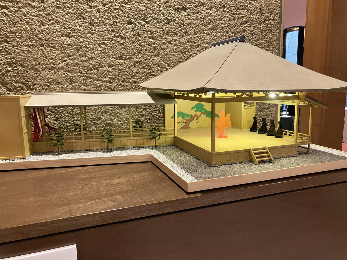 take1020e's tweet photo. 昨日は横浜能楽堂再開館祝賀能へ。
金剛の翁がいろいろ手数が多くて興味深いのと、千歳の小三郎師が愛づ愛づ。
良介さんが心配。拍子だけは強いけれども土の匂いがしない三番叟だった。
金春の乱もいろいろ違うのが面白く。流れ足が最後だけでイエモン(私見)なのですね。 https://t.co/wAKSVki0Lh