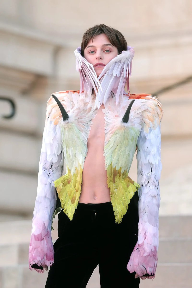 lislopeess1's tweet photo. Emma Corrin attended the Schiaparelli Haute Couture Fall/Winter 2027 show wearing the penultimate look from Daniel Roseberry's Spring/Summer 2026 collection.

A perfect example of Schiaparelli's surreal elegance brought from the runway to the front row. #LisLove #schiaparelli https://t.co/cPemEQR71G