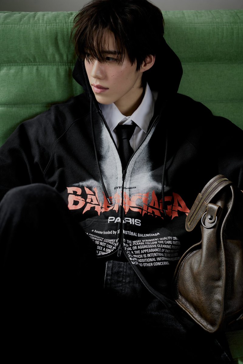 mintmag_th's tweet photo. ปารีสเจอเลย! ส่องลุค #พีพีกฤษฏ์ แบรนด์แอมบาสเดอร์คนสำคัญของ Balenciaga สวมลุคที่ 11 จาก Balenciaga คอลเล็กชั่น Fall 2026 รุ่น "The Door" เตรียมบินลัดฟ้าไปร่วมชมแฟชั่นโชว์ Balenciaga 55th Couture Collection ที่จะจัดขึ้นในวันที่ 8 กรกฎาคม เวลา 16.30 น. ตามเวลาประเทศไทย เหล่าแฟนๆ เตรียมรอชมลุคปังของ ‘พีพี’ กันไว้เลย 💚

PP KRIT BALENCIAGA GBA 
#PPKRITEnRouteParis
#Balenciaga #PFW
#PPKritt
#MintNews