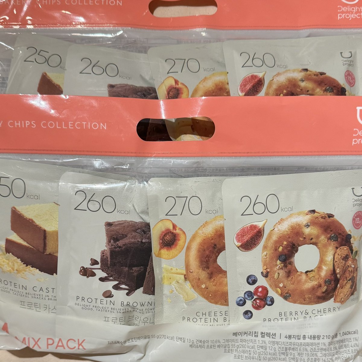 mayuka_life's tweet photo. 今回の韓国旅行はスーツケースもありだったから、色々購入したりもらったりできてハッピー🙌

とりあえずオリヤン関係を紹介🙂‍↕️
画像1.2枚目のコンブチャとチップス系を購入
画像3.4枚目はサンプル10秒ミニバッグ詰めチャレンジと店舗スタンプラリーでもらったもの◎ https://t.co/jB5PSp9vbX