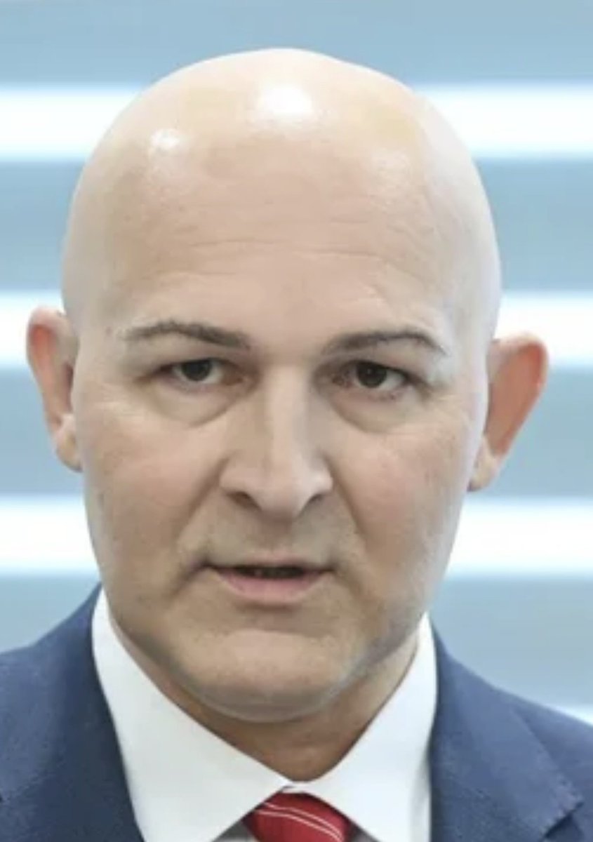 Nezha2023's tweet photo. S kakimi butastimi, nepomembnimi stvarmi se ukvarja nova vlada. Model, ki zgleda kot faraonova posmrtna maska, bi si službo rad preselil zraven domačega praga v NM. Ker zakaj pa ne 😏 vsaj Napaporn ne bo preveč sama doma. 🤡 https://t.co/FN7ilervNf