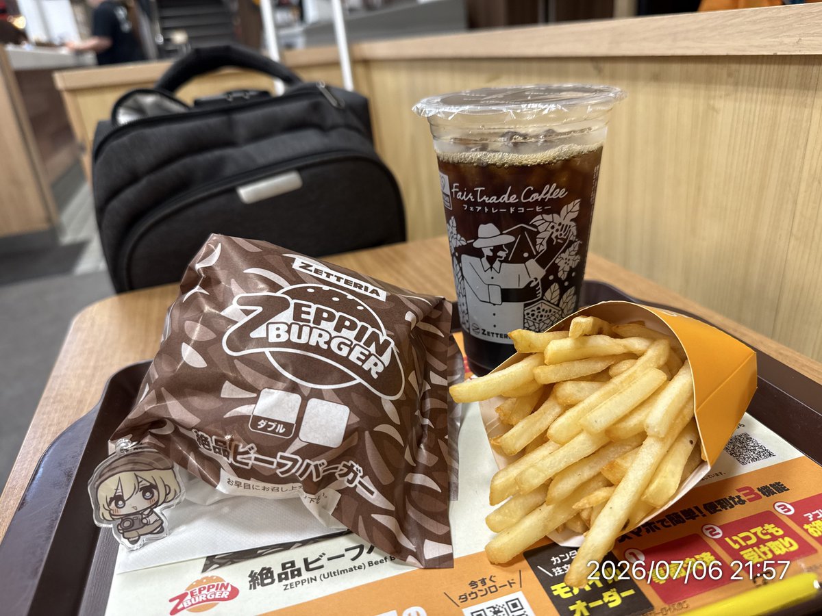 s_apct's tweet photo. 絶品探偵ひなた🔎とゼッテリアで絶品バーガーとフェアトレードコーヒー☕️🧊

初めて食べたけど、絶対バーガー美味しい🦆！🍔 https://t.co/wpY03ADqza