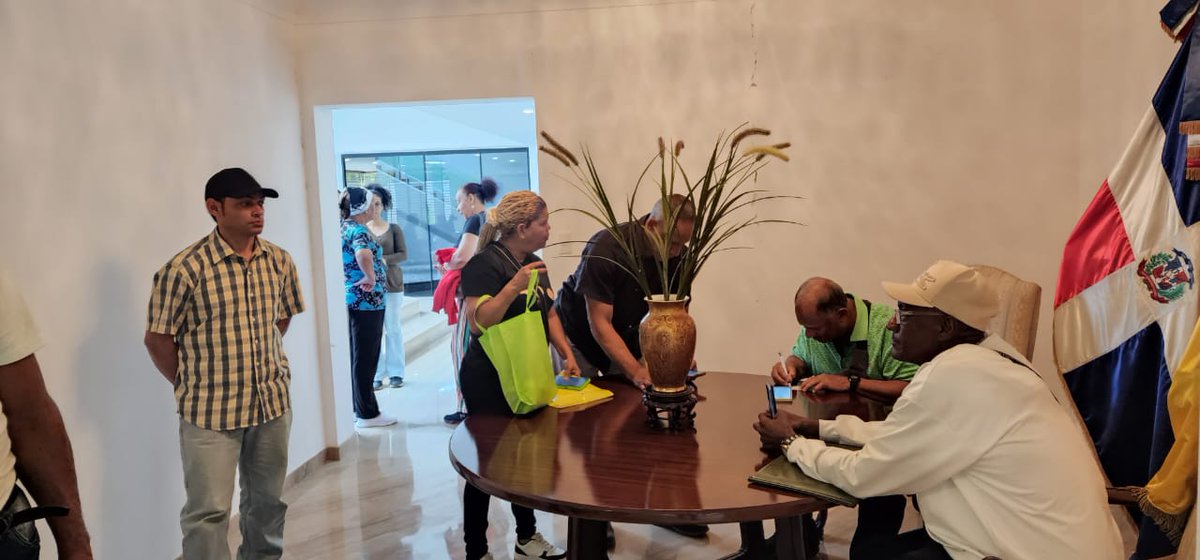 juntacentral's tweet photo. La #JCE continúa con el operativo especial dirigido a nuestra comunidad dominicana en Venezuela. Cada día, más dominicanos y dominicanas se acercan para recibir asistencia y realizar sus trámites, reafirmando nuestro compromiso de llevar los servicios de la institución a nuestros ciudadanos, dondequiera que se encuentren.

Si aún no has asistido, te esperamos hasta el 08 de julio, en la 3ra. avenida, entre la 8va. y la 9na. transversal, Urbanización Altamira, Quinta Marina, en horario de 9:00 a. m. a 5:00 p. m.
