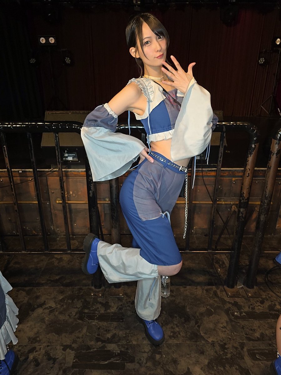 russian_macondo's tweet photo. TikTok動画で知って関心を持った、九州のアイドルHelloYouthの21歳大葉みらいさん。6月から7月にかけての東京遠征の機会に何度かライブを観に行ってみる

6月28日は五反田のJPタワーのIDOL ∞ INFINITY。前方席のチケット購入して最前列に座って、途中から立って観覧。スラッとした長身にくるくると変わる明るい表情、たまには若い子を推すのも良いねw

7月2日は六本木のunravel tokyoでFimally主催の2マン。morph-tokyoの頃から通い慣れたハコで最近知った若い子を見る

最近シーオンでは見かけない何人かに声をかけつつFimallyを観て、Tinaさんと久しぶりにチェキ

7月5日は夕方から下北沢へ。シャングリ・ラで東京遠征最後のライブを観る。日曜日の終演後特典会で、23時半過ぎに少々お疲れ気味で帰宅

#大葉みらい #helloyouth