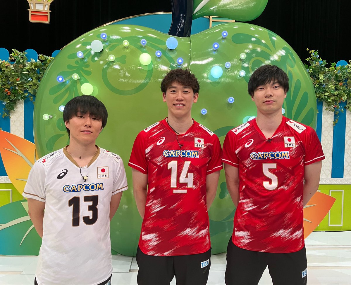 TBSvolleyboo's tweet photo. 🍏お知らせ🍏

開幕から無傷の❽連勝中の
🇯🇵男子日本代表👏

15日から始まる
日本ラウンド男子開幕戦を控えた
選手たちが #テレビミセス に
出演します🙌🙌🍏🍏

普段バレーボールを見ない方
1人でも多くの方に
バレーボールを知ってもらいたいと
今回出演してくださいました🙇‍♀️✨

13日（月）よる8時55分〜
是非ご覧ください🤤🍏🙌

ジャムズにも届け〜🍏🍎
#石川祐希
#小川智大
#大塚達宜
@tbsTV_MGA