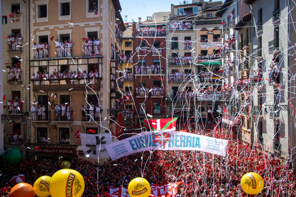 JuankarIzagirre's tweet photo. Euskal Herriko hiriburu historikoan, konpainia ezin hobean, San Ferminetako txupinazioan izan gara gaurkoan.

Gora San Fermin! https://t.co/yhh5puhTwP