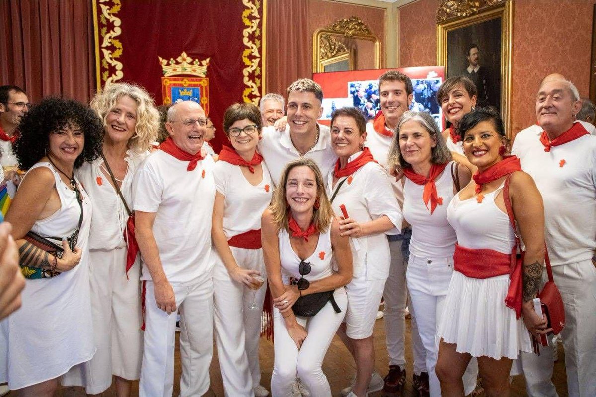 JuankarIzagirre's tweet photo. Euskal Herriko hiriburu historikoan, konpainia ezin hobean, San Ferminetako txupinazioan izan gara gaurkoan.

Gora San Fermin! https://t.co/yhh5puhTwP