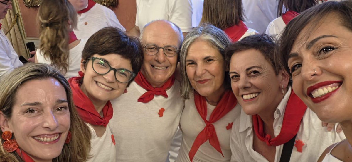 JuankarIzagirre's tweet photo. Euskal Herriko hiriburu historikoan, konpainia ezin hobean, San Ferminetako txupinazioan izan gara gaurkoan.

Gora San Fermin! https://t.co/yhh5puhTwP
