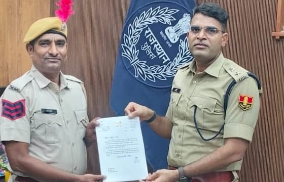 news21national's tweet photo. देवली: लाखों का सामान लौटाने वाले हेड कांस्टेबल अब्दुल वहाब को SP ने किया सम्मानित
#Deoli #Tonk #RajasthanPolice #Honesty #HeadConstable #AbdulWahab #SPRoshanMeena #GoodNews #RajasthanNews #BreakingNews #LatestNews #HindiNews #News21 #News21National
@PoliceRajasthan @TonkPolice_