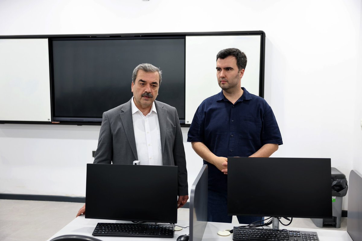 sivasbtu's tweet photo. Cumhurbaşkanlığı Strateji ve Bütçe Başkanlığı Sektörler ve Kamu Yatırımları Genel Müdürü Faruk Cirit SBTÜ'yü Ziyaret Etti
T.C. Cumhurbaşkanlığı Strateji ve Bütçe Başkanlığı Sektörler ve Kamu Yatırımları Genel Müdürü Faruk Cirit, Sivas Bilim ve Teknoloji Üniversitesi'ni (SBTÜ) ziyaret ederek üniversitemizde yürütülen akademik ve Ar-Ge çalışmaları ile kampüs altyapısını yerinde inceledi.
Ziyaret kapsamında Rektörümüz Prof. Dr. Mehmet Kul ile bir araya gelen Genel Müdür Faruk Cirit, üniversitemizin laboratuvarlarını gezerek savunma sanayisi ve tarım alanlarında yürütülen araştırma-geliştirme faaliyetleri hakkında bilgi aldı. Ayrıca kampüste yapımı tamamlanan hizmet binamızı inceleyen Genel Müdür Faruk Cirit'e, üniversitenin fiziki gelişim süreci hakkında bilgi verildi. Görüşmede, gelecekte hayata geçirilmesi planlanan hizmet binaları ve kampüs yatırımlarına ilişkin de fikir alışverişinde bulunuldu.
Kamu yatırımlarını etkin, verimli ve stratejik bir anlayışla değerlendiren SBTÜ, kısa sürede oluşturduğu güçlü araştırma altyapısını akademik başarılarla desteklemeye devam ediyor. TÜBİTAK başta olmak üzere ulusal ve uluslararası destek programlarından elde ettiği projeler, sanayi iş birlikleri, nitelikli yayın performansı ve teknoloji odaklı eğitim modeliyle üniversite, kamu kaynaklarının somut çıktılara dönüştürüldüğü örnek yükseköğretim kurumları arasında yer alıyor.
Ziyaret kapsamında gerçekleştirilen değerlendirmelerde, SBTÜ'nün kamu yatırımlarının karşılığını üreten, bölgesel kalkınmaya katkı sağlayan ve ülkenin stratejik hedeflerine hizmet eden bilimsel çalışmaları yerinde gözlemlendi. Üniversitenin özellikle savunma sanayisi ve tarım teknolojileri alanındaki odaklı büyüme stratejisinin, kamu yatırımlarının etkin kullanımına önemli katkı sağladığı değerlendirildi.
SBTÜ, sahip olduğu araştırma altyapısı, nitelikli akademik kadrosu ve stratejik vizyonuyla bilim, teknoloji ve üretim odaklı çalışmalarını kararlılıkla sürdürerek ülkemizin kalkınma hedeflerine katkı sunmaya devam ediyor.