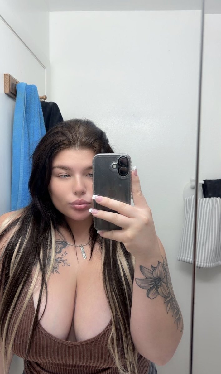 Abby_Rosee1's tweet photo. 20 mins with me what are we doing 💙 https://t.co/SSFGGktUF9