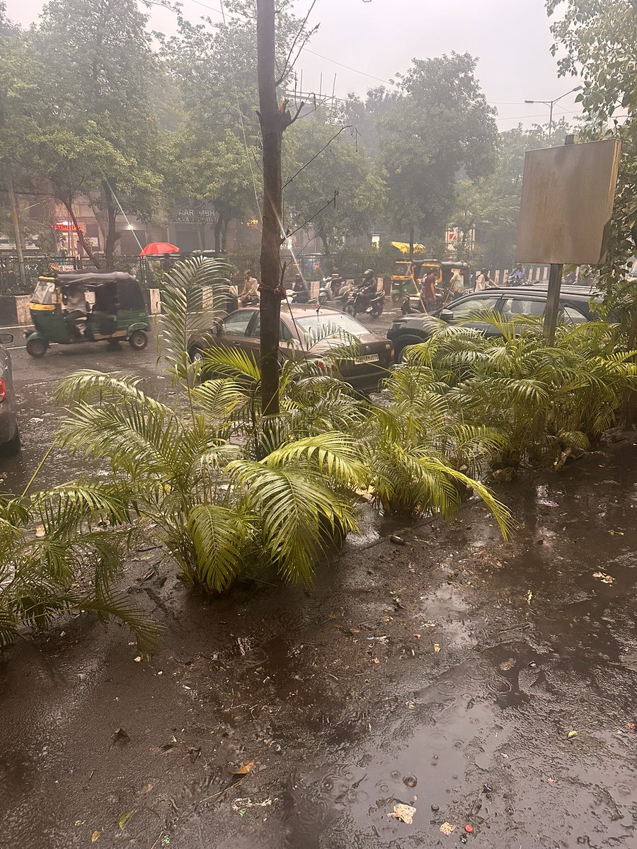 ChapaneriaDev's tweet photo. @MySuratMySMC Smart City ke naam pe SYSTEM FAILURE — complaint 2–3 divas pela ignore, gutter safai nathi, showroom flood — tax kya jaay chhe? @CMOGuj @Bhupendrapbjp @SuratCongresSMD @collectorsurat @TOISurat @tv9gujarati act NOW 🚨 #Surat #SMC #WaterLogging #Accountability https://t.co/X4zAfSatT1