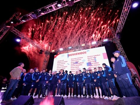 paraguayralph's tweet photo. Paraguay 🇵🇾 returned in the early hours to a hero’s welcome, with President Santiago Peña embracing the players one by one as they got off the bus 

Gustavo Alfaro was warmly received by fans as he considers his future https://t.co/I1j2jURk3S