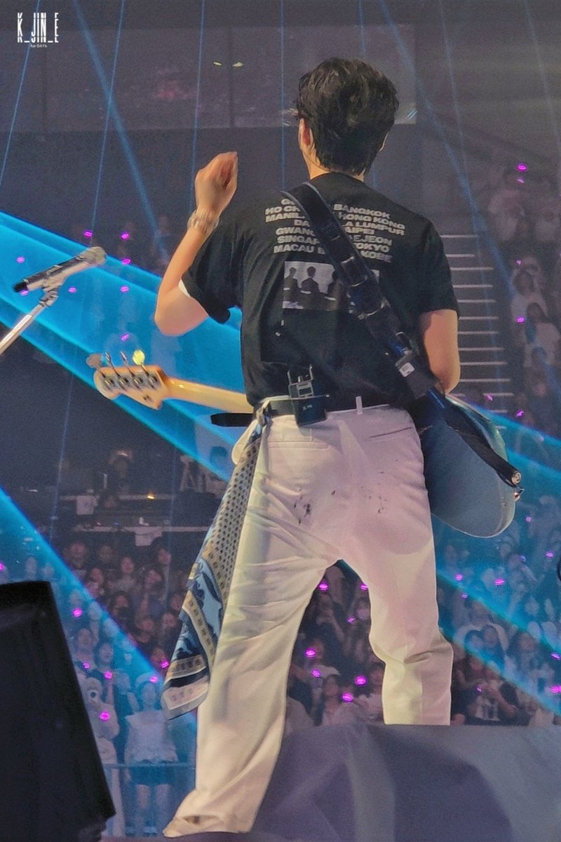K_JIN_E's tweet photo. 일어나서 바로 청바지              흰바지 먼지 관심없는
먼지터는 첫째                          둘째

둘이 ㄴㅁ달라서 개웃기네 https://t.co/Vn7DBhXkj6