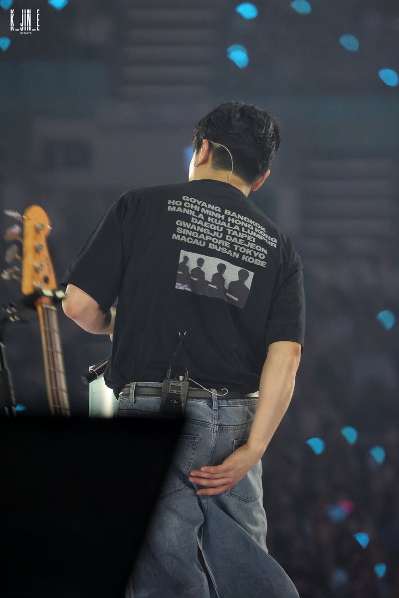 K_JIN_E's tweet photo. 일어나서 바로 청바지              흰바지 먼지 관심없는
먼지터는 첫째                          둘째

둘이 ㄴㅁ달라서 개웃기네 https://t.co/Vn7DBhXkj6