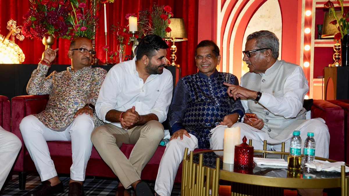RavindraBhati__'s tweet photo. जोधपुर में सुप्रसिद्ध कवि एवं अभिनेता श्री शैलेश लोढ़ा जी की सुपुत्री स्वरा जी के विवाह समारोह में सम्मिलित होकर उन्हें नवदाम्पत्य जीवन के लिए हार्दिक बधाई एवं परिवारजनों को इस मंगलमय अवसर की शुभकामनाएं प्रेषित की। 

इस शुभ अवसर पर सिक्किम के राज्यपाल महामहिम श्री ओम प्रकाश माथुर जी का सानिध्य एवं आशीर्वाद प्राप्त हुआ। साथ ही प्रदेश सरकार में माननीय मंत्री श्री के. के. विश्नोई जी, जोधपुर शहर विधायक श्री अतुल भंसाली जी, पत्रकार बंधुओं, अभिनय जगत की प्रतिष्ठित हस्तियों तथा अनेक गणमान्य जनों से आत्मीय भेंट हुई।