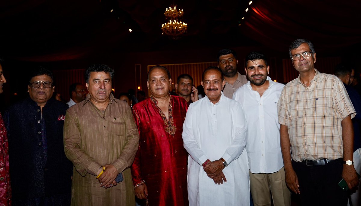 RavindraBhati__'s tweet photo. जोधपुर में सुप्रसिद्ध कवि एवं अभिनेता श्री शैलेश लोढ़ा जी की सुपुत्री स्वरा जी के विवाह समारोह में सम्मिलित होकर उन्हें नवदाम्पत्य जीवन के लिए हार्दिक बधाई एवं परिवारजनों को इस मंगलमय अवसर की शुभकामनाएं प्रेषित की। 

इस शुभ अवसर पर सिक्किम के राज्यपाल महामहिम श्री ओम प्रकाश माथुर जी का सानिध्य एवं आशीर्वाद प्राप्त हुआ। साथ ही प्रदेश सरकार में माननीय मंत्री श्री के. के. विश्नोई जी, जोधपुर शहर विधायक श्री अतुल भंसाली जी, पत्रकार बंधुओं, अभिनय जगत की प्रतिष्ठित हस्तियों तथा अनेक गणमान्य जनों से आत्मीय भेंट हुई।