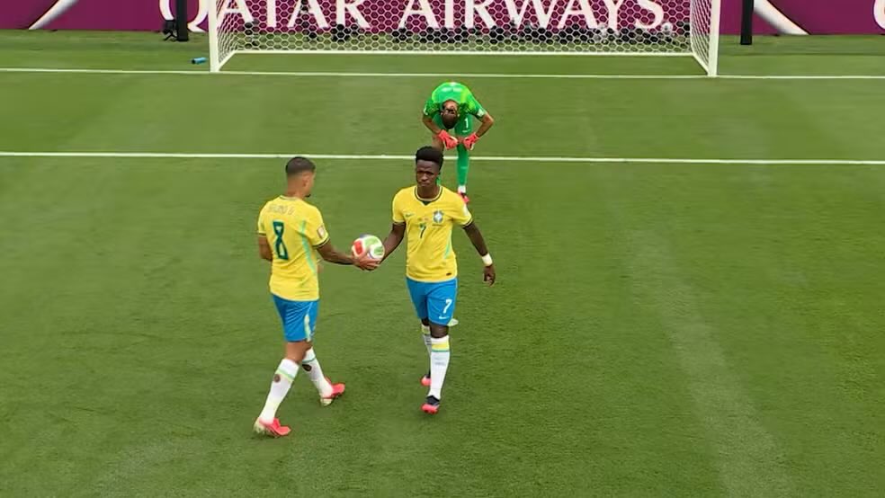 RogerioScarione's tweet photo. Vini Jr. pipocou ! Essa é a verdade.

Se tiver pênalti em Portugal, CR7 bate…
Na Argentina, Messi…
França, Mbappé…
Inglaterra, Kane…
E até na NORUEGA, Halaand…

No Brasil, o craque pegou a bola na mão e entregou pra outro jogador… https://t.co/YdCYaS8Lbc